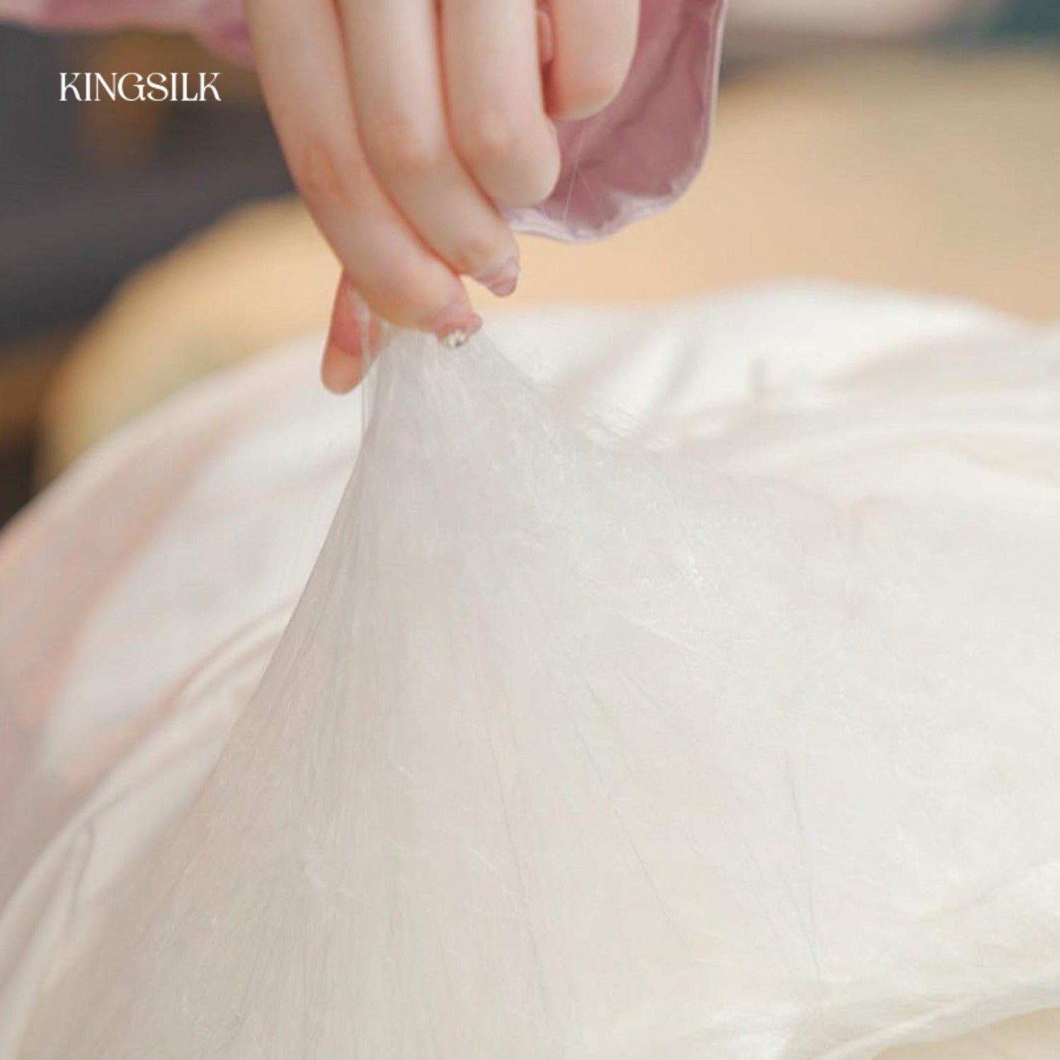 King Mulberry Silk 100% Mulberry Silk Filled Comforter for All Seasons with Natural Coolness - Warm Winter, Cool Summer - White Colour Cloud-Like, Luxury, Ultra Soft, Breathable, Naturally Body-Hugging Mulberry Silk Duvet Insert\u002F Bedding Blanket