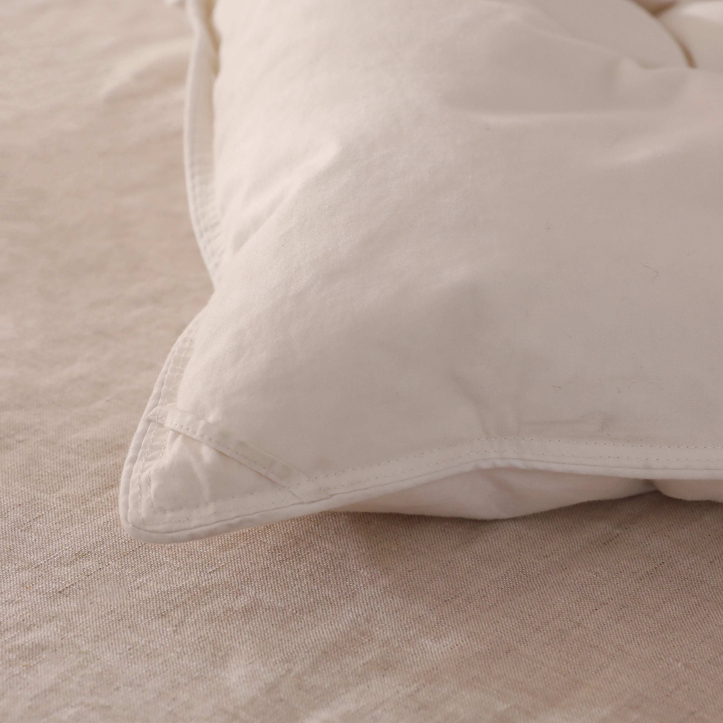 1pc a Heavyweight Comforter Filled with 75% Down, Perfect for Winter. This Fluffy Duvet Insert Features Eight Corner Tabs, Is Made from Durable Down-Proof 100% Cotton Fabric, And Has a 3D Baffle Box Design