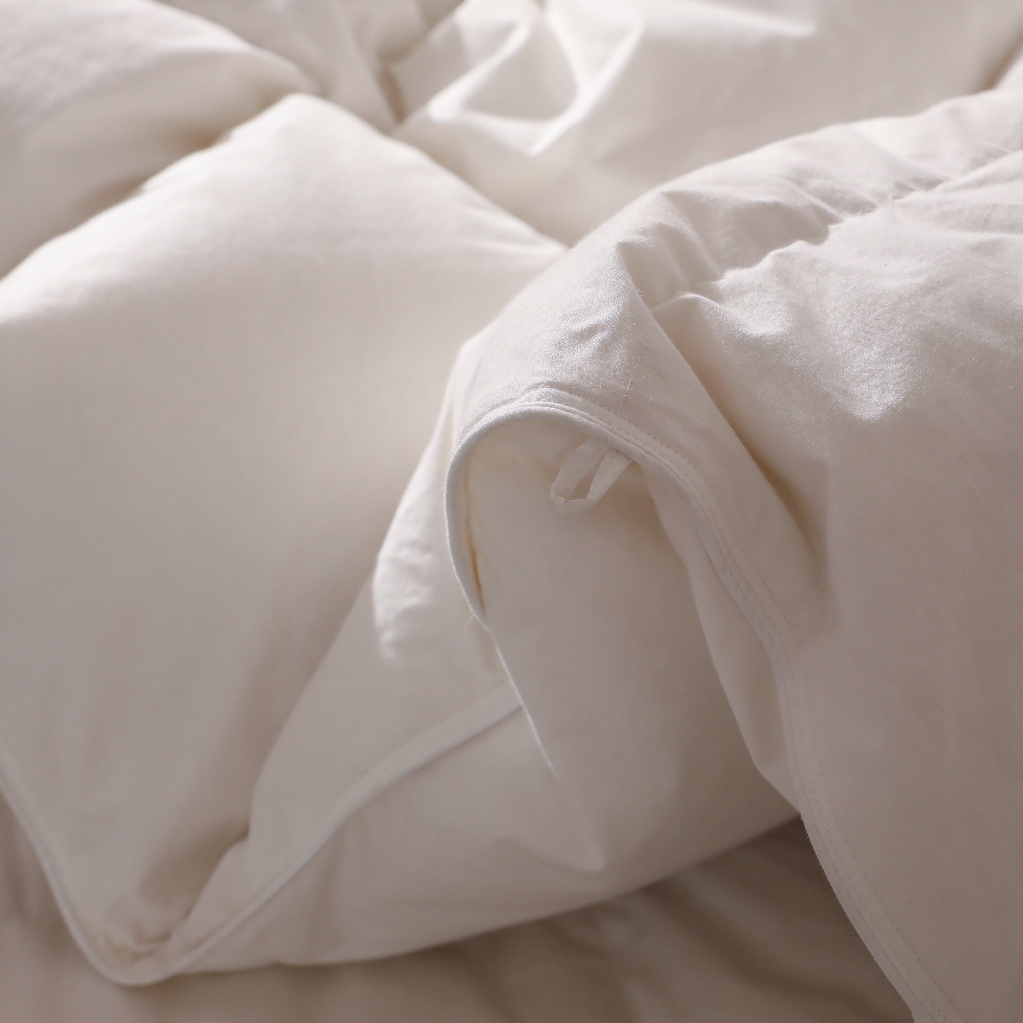 1pc a Heavyweight Comforter Filled with 75% Down, Perfect for Winter. This Fluffy Duvet Insert Features Eight Corner Tabs, Is Made from Durable Down-Proof 100% Cotton Fabric, And Has a 3D Baffle Box Design