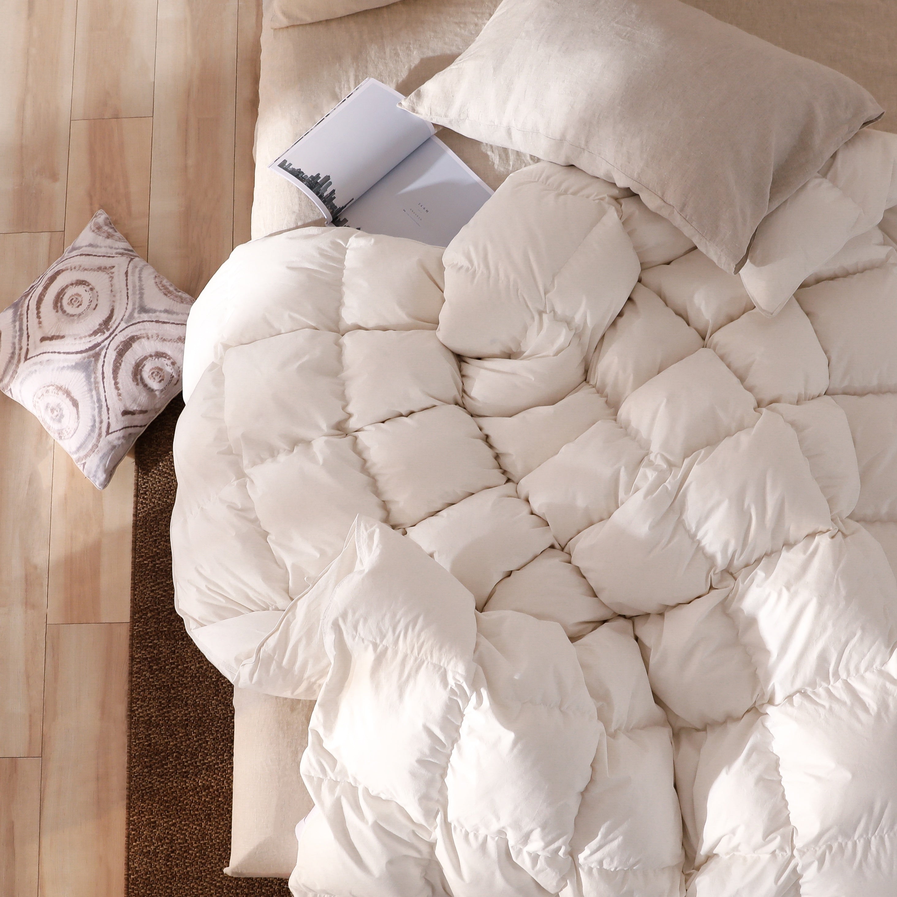 1pc a Heavyweight Comforter Filled with 75% Down, Perfect for Winter. This Fluffy Duvet Insert Features Eight Corner Tabs, Is Made from Durable Down-Proof 100% Cotton Fabric, And Has a 3D Baffle Box Design