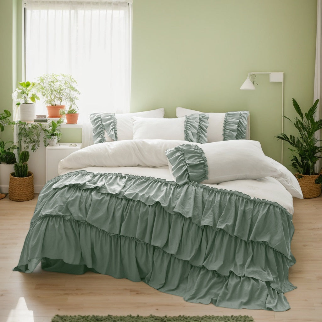 US Queen\u002F King Size - 3pcs Ruffled Duvet Cover Set - Soft & Cozy Bedding - Perfect Halloween Decor Or Christmas Gift.